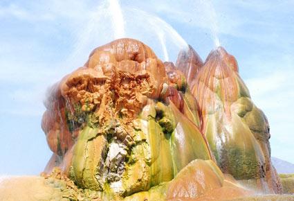 نبع Fly Geyser  عجيبة طبيعية إستثنائية